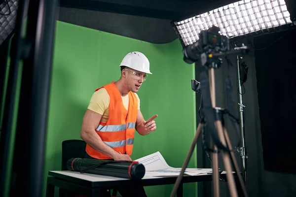 Man bouwer opname video voor de bouw blog — Stockfoto
