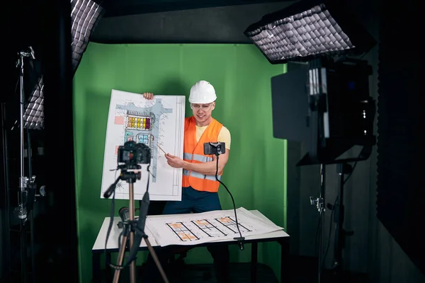 Vrolijke mannelijke bouwer opname video voor de bouw blog — Stockfoto