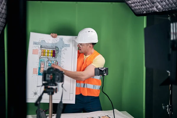 Knappe man bouwer opname video voor de bouw blog — Stockfoto