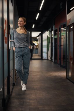 Ofis kapısına dayanmış rüya gibi kadın çalışan.