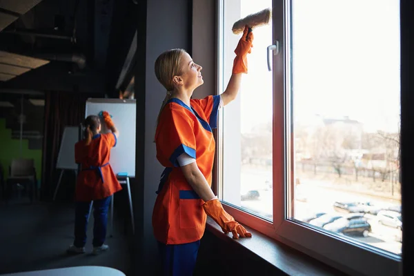 화이트보드와 창문을 청소하는 청소 직원들 — 스톡 사진