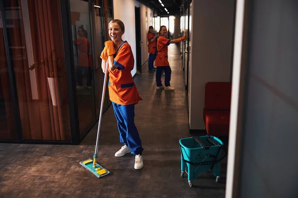 制服姿の清掃員がカメラをポーズ — ストック写真