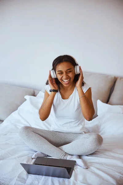 Χαρούμενη νεαρή γυναίκα που ακούει μουσική στο σπίτι — Φωτογραφία Αρχείου