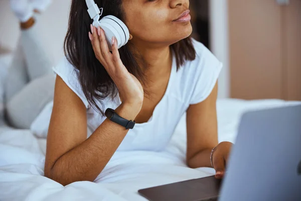 Γοητευτική Αφρο-Αμερικανίδα που ακούει μουσική στο σπίτι — Φωτογραφία Αρχείου
