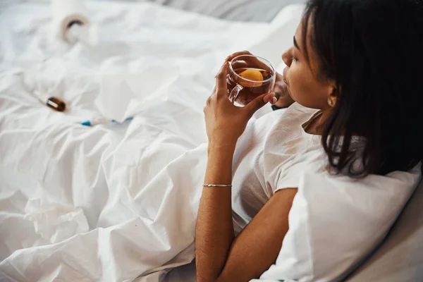 アフリカ系アメリカ人の若い女性が自宅でお茶を飲む — ストック写真