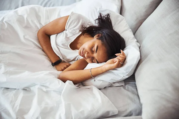 Charmante jonge vrouw slapen in bed thuis — Stockfoto
