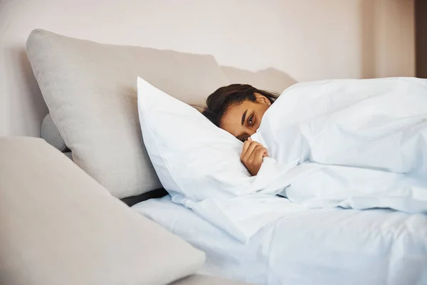 Mooie jonge vrouw rustend in bed thuis — Stockfoto