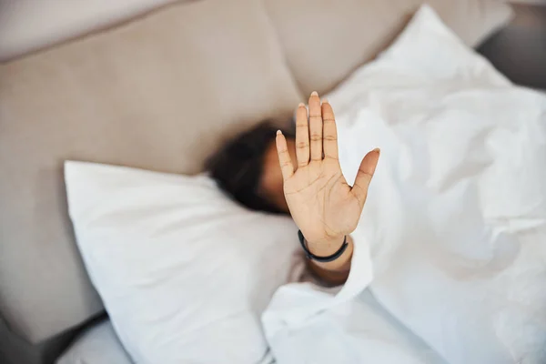 Jonge vrouw bedekking gezicht van camera met de hand — Stockfoto