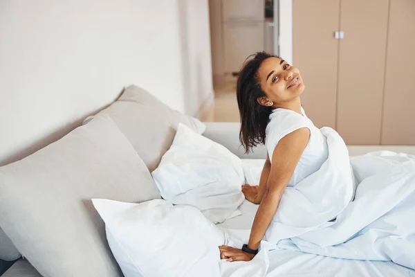 Mulher bonita relaxante na cama em casa — Fotografia de Stock