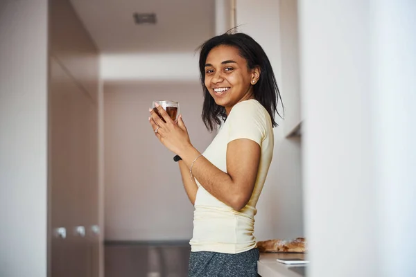 Mulher afro-americana alegre bebendo chá em casa — Fotografia de Stock