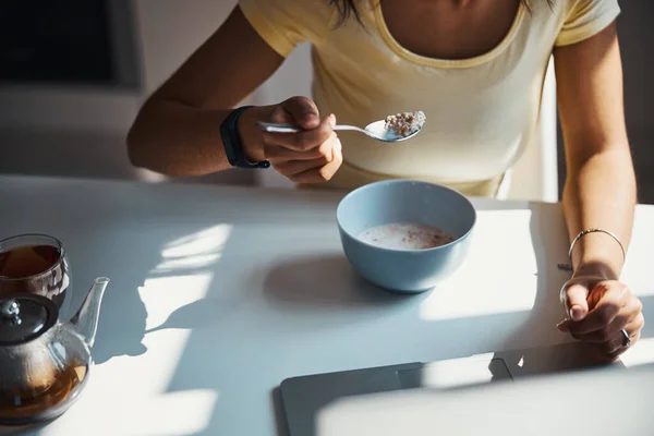 Afro americano giovane donna mangiare farina d'avena a casa — Foto Stock