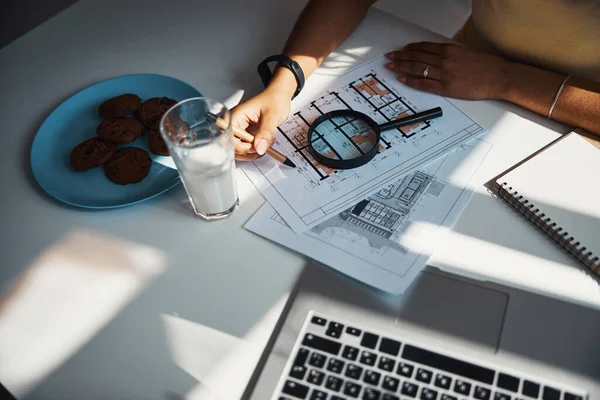 Arquitecta dibujando plan de construcción en casa —  Fotos de Stock