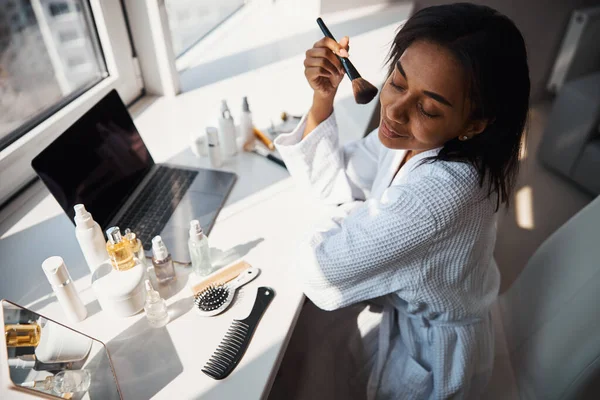 Okouzlující mladá žena dělá make-up doma — Stock fotografie