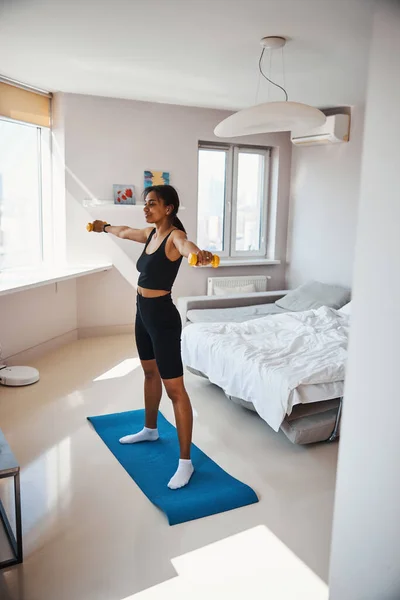 Jeune femme sportive faisant de l'exercice avec haltères — Photo