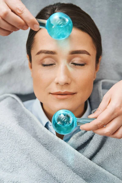 Kobieta drzemie podczas masażu twarzy — Zdjęcie stockowe