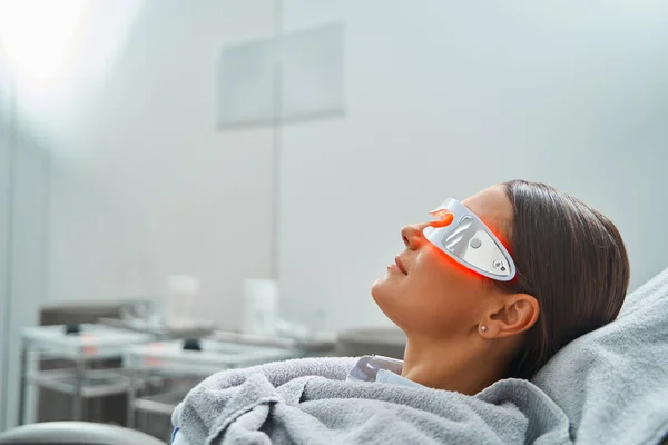 Patientin mit Brille unterzieht sich einem kosmetischen Eingriff — Stockfoto