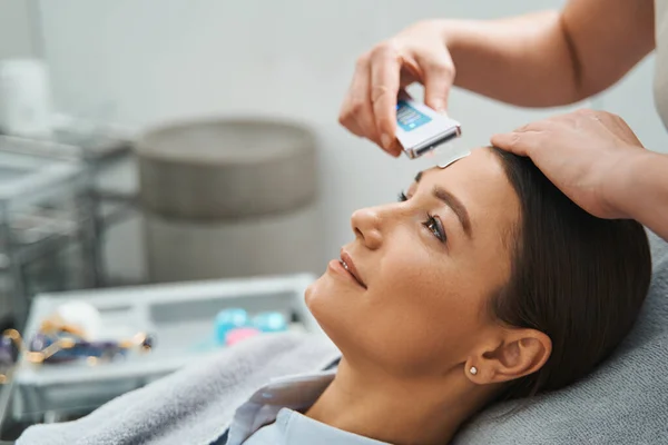 Spa-Klientin lässt ihre Poren mit einem Ultraschallspachtel reinigen — Stockfoto