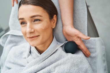 Kozmetik bir işlem sırasında göz altı bantları olan bir kaplıca istemcisi