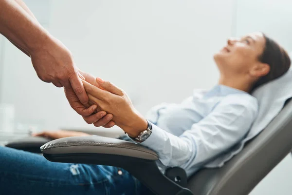 Jovem mulher de cabelos escuros recebendo uma massagem na mão — Fotografia de Stock