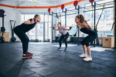 Talim sırasında müşterilerini eğiten nitelikli antrenör.