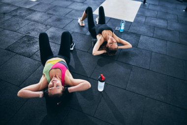 Sakin genç beyaz atletler sırt kaslarını esnetiyorlar.