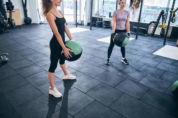 Två unga kvinnliga idrottare som motionerar — Stockfoto