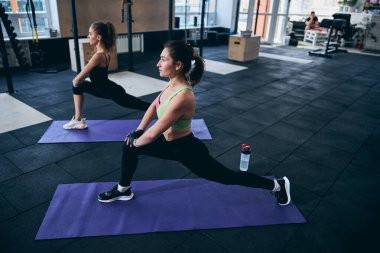 Spor salonunda çalışan iki yoga hocası.