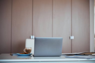 Modern dizüstü bilgisayar, gazete ve kahve.