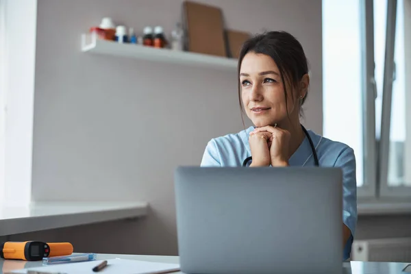 Hermosa doctora usando laptop en clínica —  Fotos de Stock