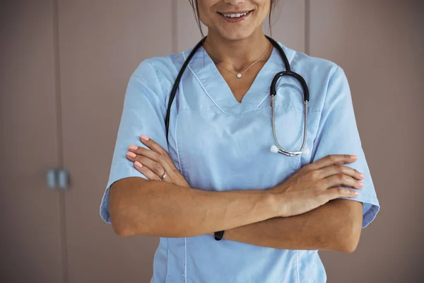 Veselá doktorka se stetoskopem stojící na klinice — Stock fotografie