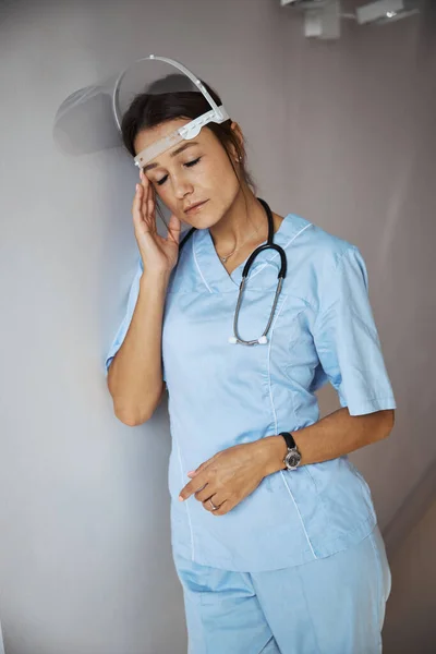 Γοητευτική γυναίκα γιατρός που έχει πονοκέφαλο στη δουλειά — Φωτογραφία Αρχείου