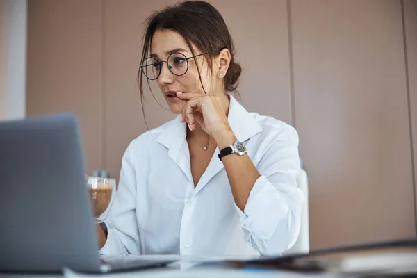 Attrayant femme d'affaires travaillant sur ordinateur portable dans le bureau — Photo