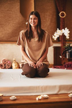 Kadın kuafördeki masajından önce mutlu hissediyor.