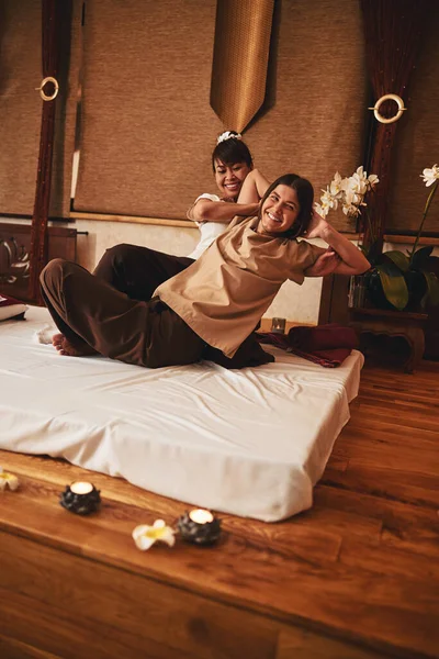 Tayland masajından hoşlanan Asyalı kadın