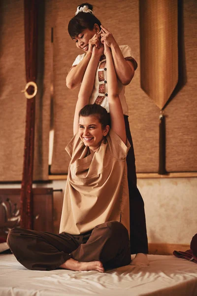 Hem masajcı hem de müşteri Tayland masaj prosedürünü seviyor