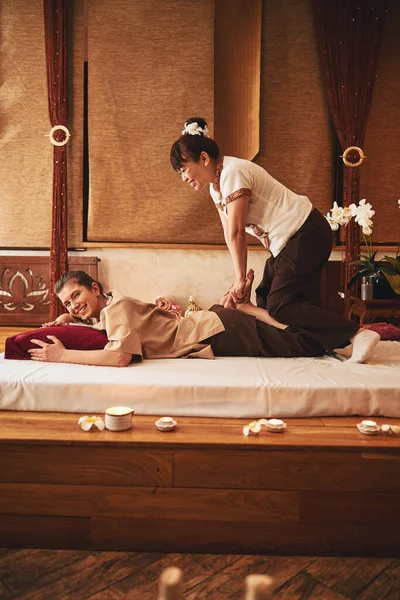 Content visitor undergoing feet massage from Thai person — Stock Photo, Image