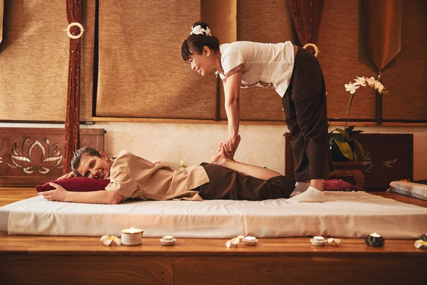 Profissional tailandês massagista fazendo pés relaxamento massagem — Fotografia de Stock