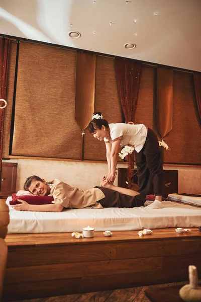 Worker of spa centre and client during feet massage — Stock Photo, Image
