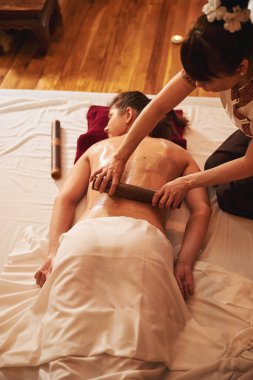 Sırt masajı için kullanılan sert ahşap çubuğu.