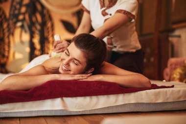 Tatmin olmuş spa müşterisi bitkisel top tedavisi görüyor