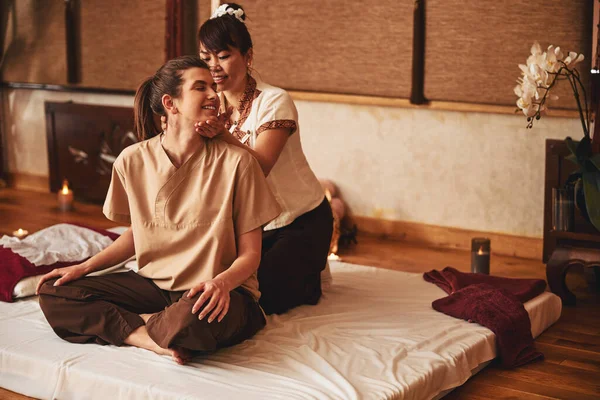 Taylandlı masaj terapisti kadının başını sağa çeviriyor. — Stok fotoğraf