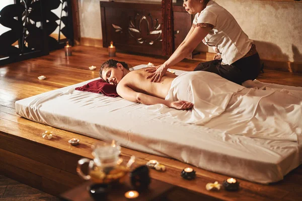 Massaggiatrice fare mano colpi su signora indietro durante tailandese massaggio — Foto Stock