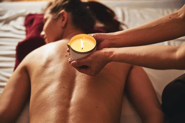 Massaggio tazza di tenuta professionale con candela spa sopra donna nuda — Foto Stock