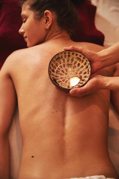 Skål liggande på naken rygg massage salong klient — Stockfoto