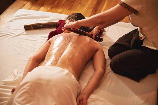Tahta masaj rulosuyla kadın tedavisi — Stok fotoğraf