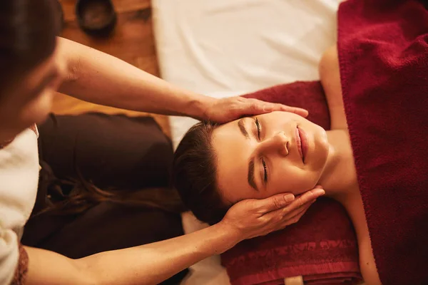 Обличчя задоволеної дами, що отримує масаж щік — стокове фото