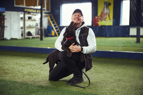 Feliz instructor y su cariñoso amigo canino — Foto de Stock