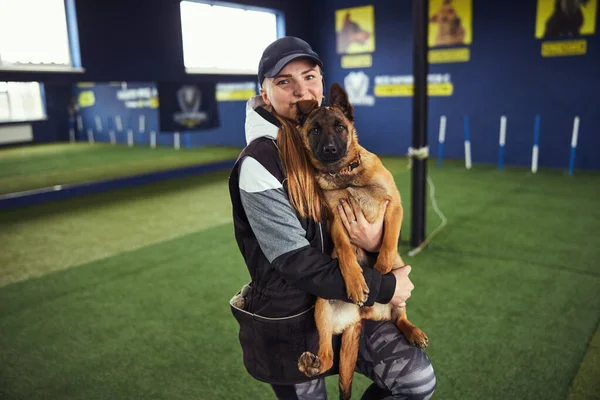 Entrenador y un hermoso cachorro tranquilo durante la sesión de entrenamiento — Foto de Stock