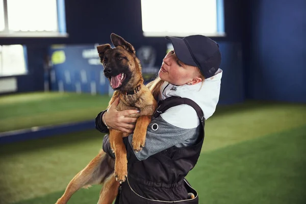 Manipulador de perros experimentado sosteniendo un hermoso cachorro — Foto de Stock