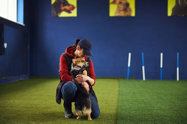 Profesional perro entrenador holding apretado su canino amigo —  Fotos de Stock